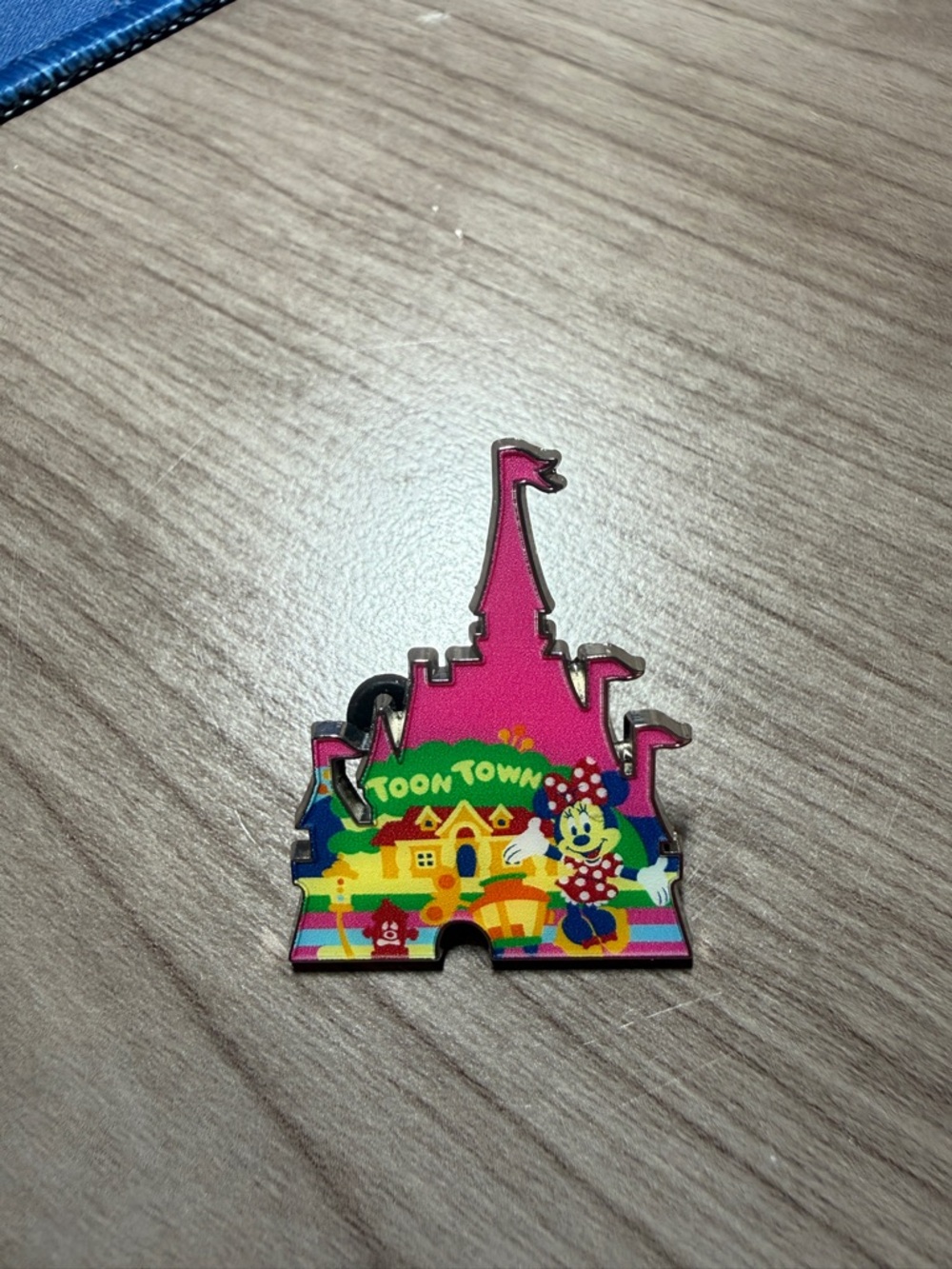 Disney Trading Pin - Minnie Mouse At Toon Town Tokyo Disney